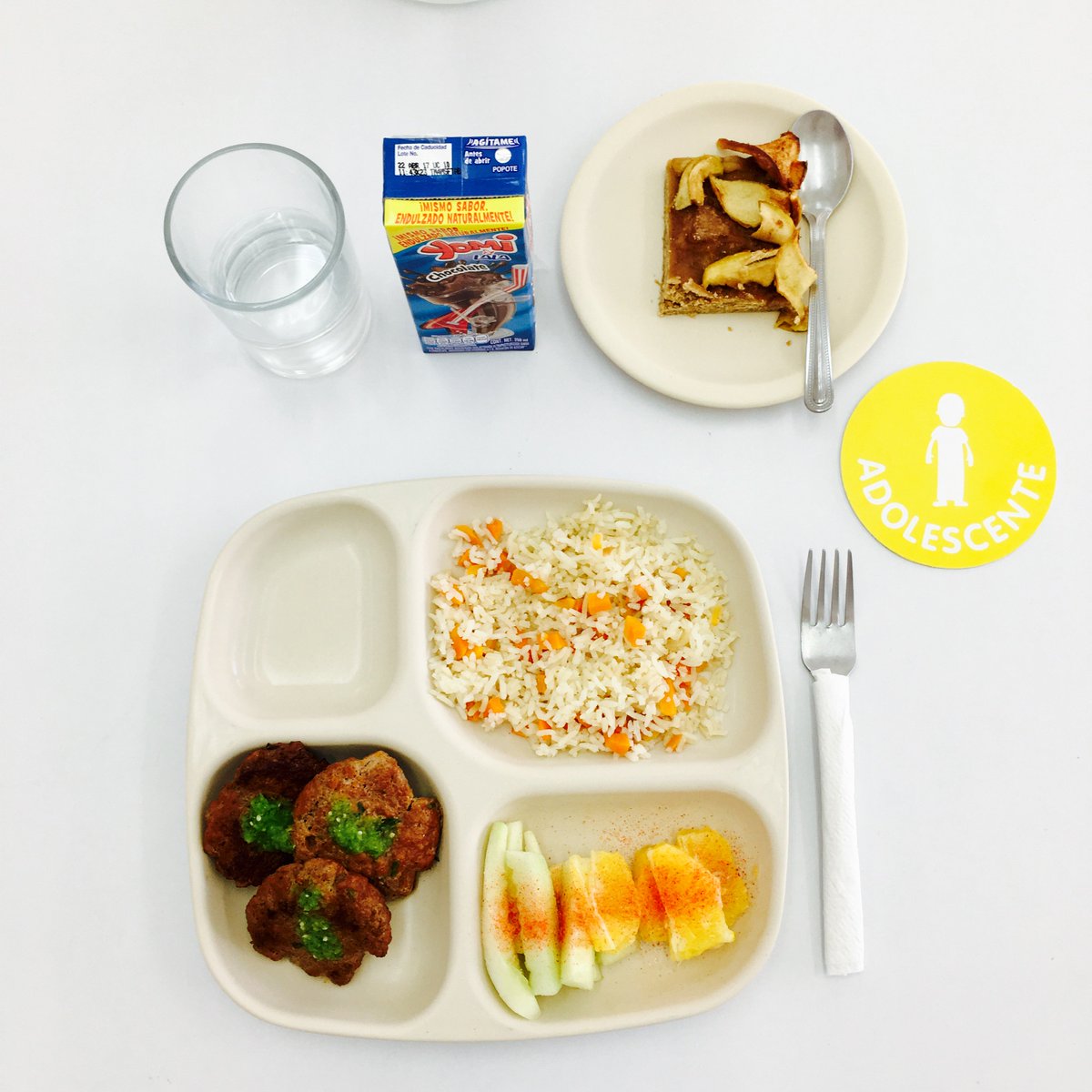 ¡Así están comiendo hoy nuestros niños! Ésta es la ración para los más grandes, y si quieren pueden pedir más.