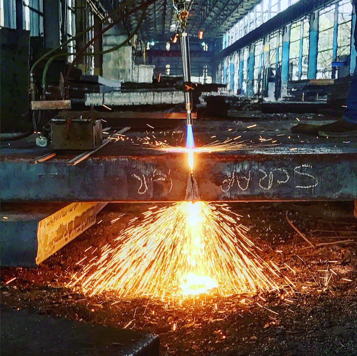 FlameTech_Inc's tweet image. South of the border; Scrap cutting 10&quot; slabs w/ our EM 300 4C torch in Mexico 🇲🇽! #steelindustryproducts #steelindustry #flametechscorpion
