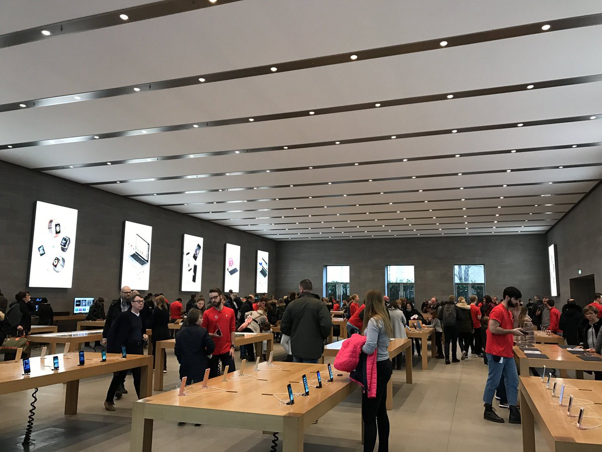 Im Apple Store nach einem Geschenk suchen #apple #AppleWatchSeries2 #applestoreberlin #MacBookPro