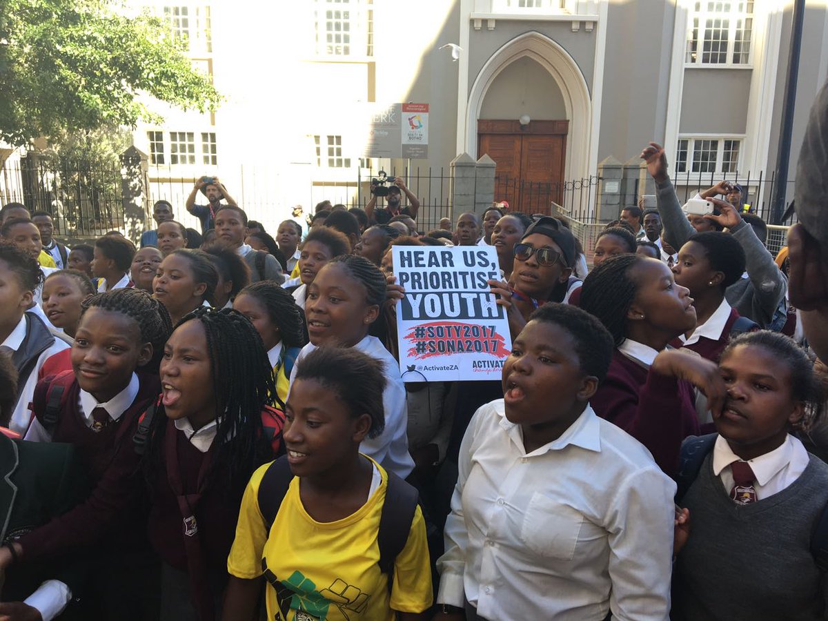Neli_Ngqulana's tweet photo. I feel like @Julius_S_Malema @MbuyiseniNdlozi need to meet @ActivateZA.Red got us in trouble today! #mistakeidentity #SONA2017 #SOTY2017 https://t.co/Kvhp4vurYP