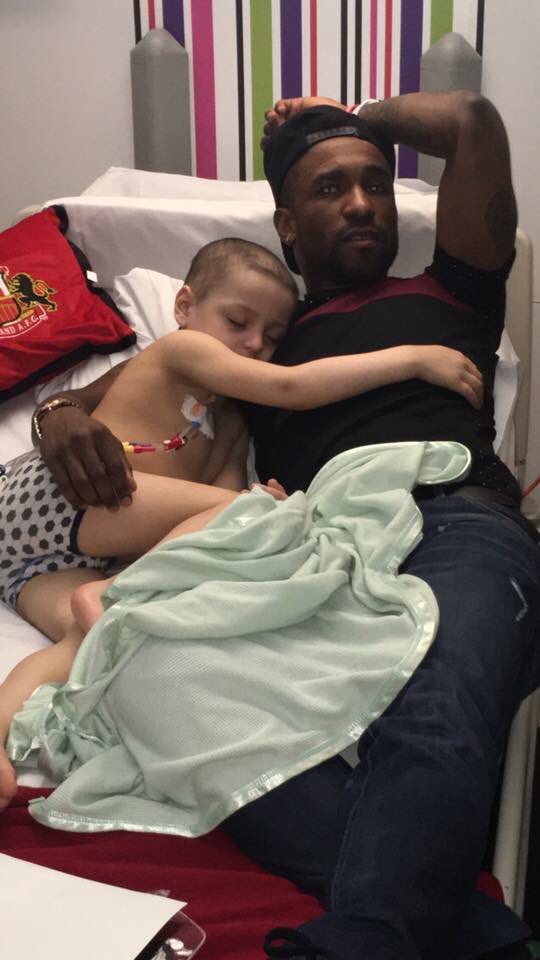 Jermain Defoe took time out to visit Bradley Lowery in hospital today. A small gesture that means so much 👏👏