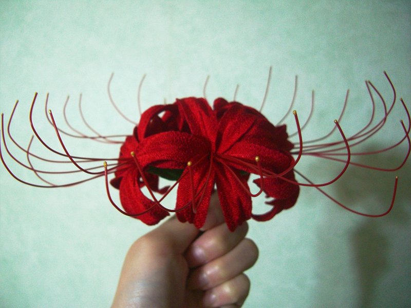 どろっぷ ここに100均の布とワイヤーがあるじゃろ これをこうしてこうじゃ ヒガンバナの造花がほしいけどなかったので作った まだ途中 ユキアナゴ様の ダイソー商品で彼岸花造花の作り方 を見て作りました