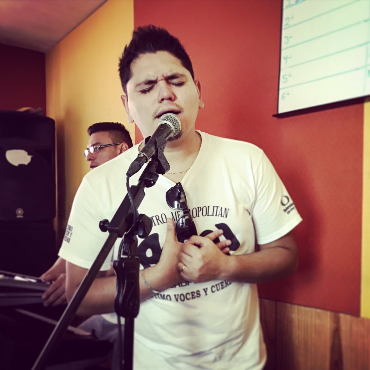 erickgaeta_of's tweet photo. #EnsayoTime 🎤 Dándole #ConTodaLaActitud Mi gente! En un rato más estaremos transmitiendo en vivo por el Face de #Aarón así q estén #ATENTOS https://t.co/Law31TTKa2