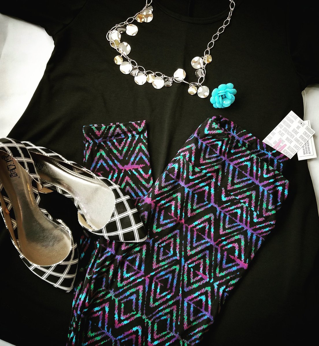 jenduncan1231's tweet photo. Loving all of these great new pieces!! Lularoe party tonight @ https://t.co/OZvct7T9Hp come get some pretties! https://t.co/L83TVtyRGG