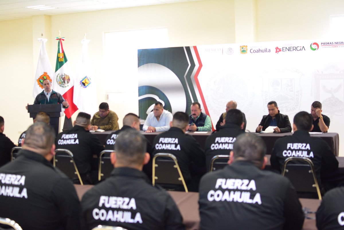 MpioPNegras's tweet photo. Sostienen @victorzamorardz y @PURONJOHNSTON reunión de seguridad con los mandos únicos de #Coahuila en #PiedrasNegras @rubenmoreiravdz https://t.co/Ex67u8RgT3