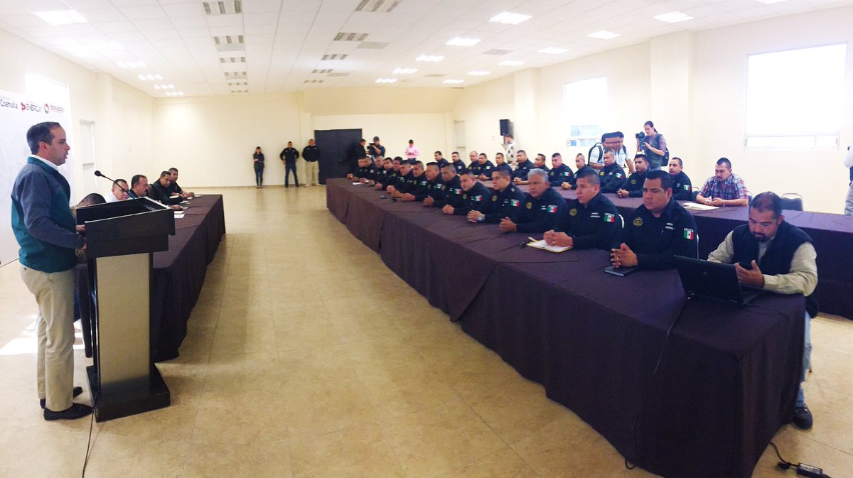MpioPNegras's tweet photo. Sostienen @victorzamorardz y @PURONJOHNSTON reunión de seguridad con los mandos únicos de #Coahuila en #PiedrasNegras @rubenmoreiravdz https://t.co/Ex67u8RgT3