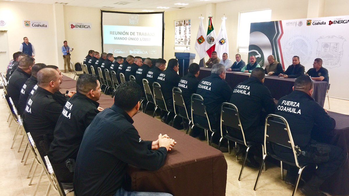 MpioPNegras's tweet photo. Sostienen @victorzamorardz y @PURONJOHNSTON reunión de seguridad con los mandos únicos de #Coahuila en #PiedrasNegras @rubenmoreiravdz https://t.co/Ex67u8RgT3