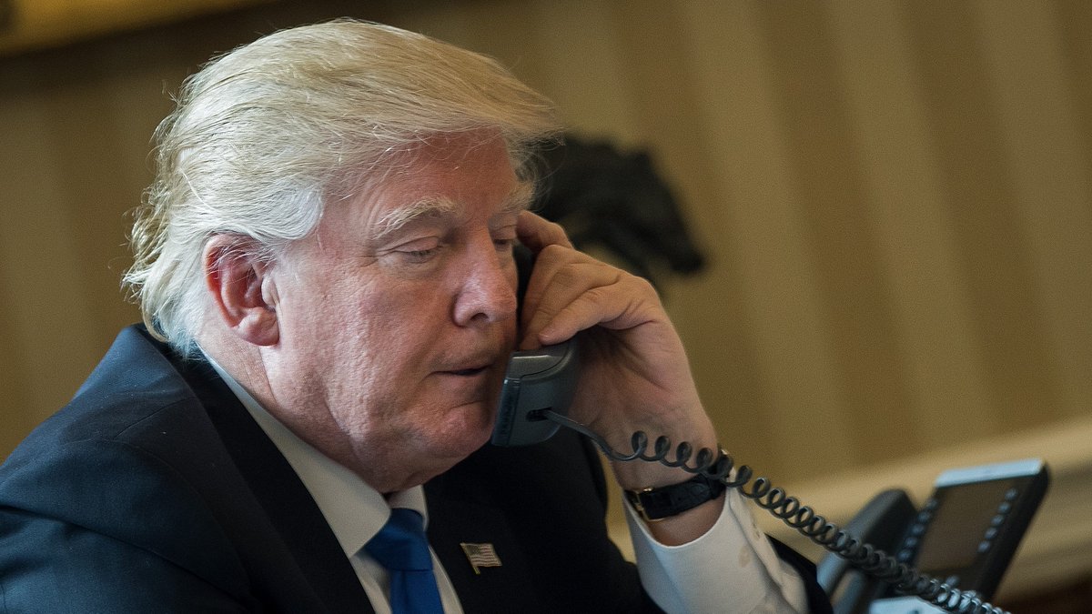 Gizmodo's tweet image. The guy who makes sure Trump doesn't get hacked no longer works at the White House gizmo.do/eQJZG8E