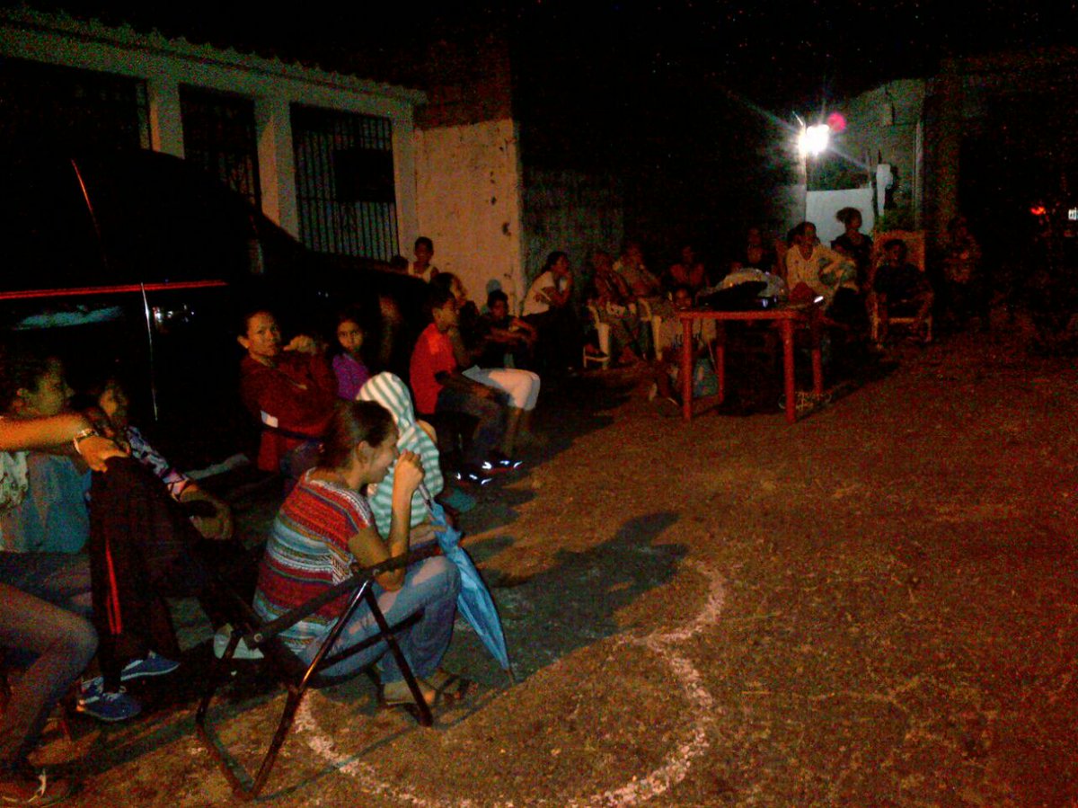 CUELLOYARACUY's tweet photo. Cada día por mas Cine en el Barrio sector Alegria #AndamosEnOtra @Carrolahin @Sevilla1J @aasmcandanga @eliomar_ale @Gallones007 @henryslor https://t.co/5tIswWzeqH