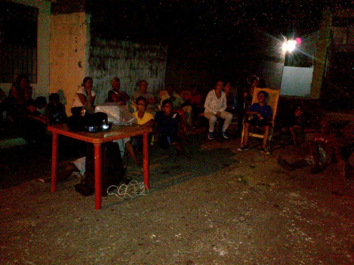 CUELLOYARACUY's tweet photo. Cada día por mas Cine en el Barrio sector Alegria #AndamosEnOtra @Carrolahin @Sevilla1J @aasmcandanga @eliomar_ale @Gallones007 @henryslor https://t.co/5tIswWzeqH