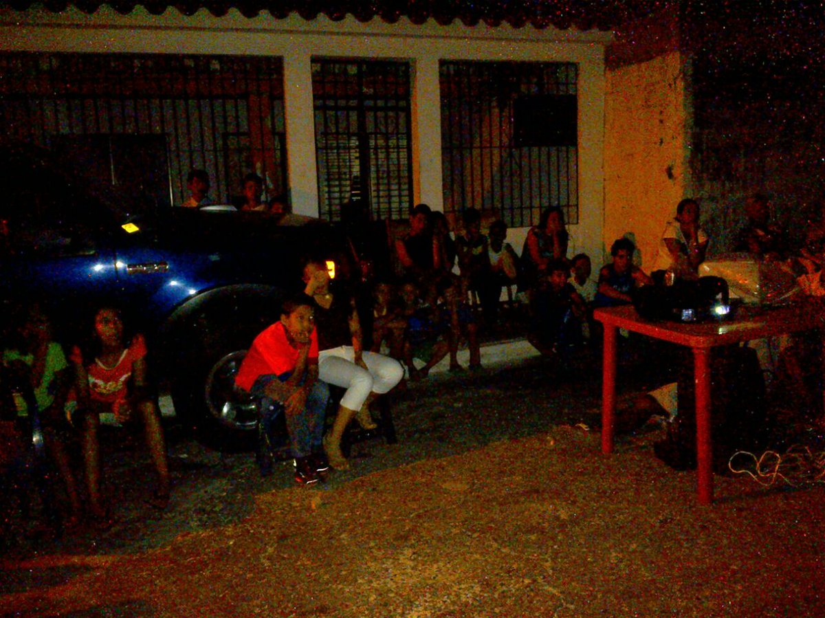 CUELLOYARACUY's tweet photo. Cada día por mas Cine en el Barrio sector Alegria #AndamosEnOtra @Carrolahin @Sevilla1J @aasmcandanga @eliomar_ale @Gallones007 @henryslor https://t.co/5tIswWzeqH