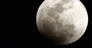 Dborondo's tweet photo. Eclipse lunar y cometa serán visibles este 10 de febrero en gran parte del mundo https://t.co/h4JWX5PVAK https://t.co/eCsjg0y0Ga