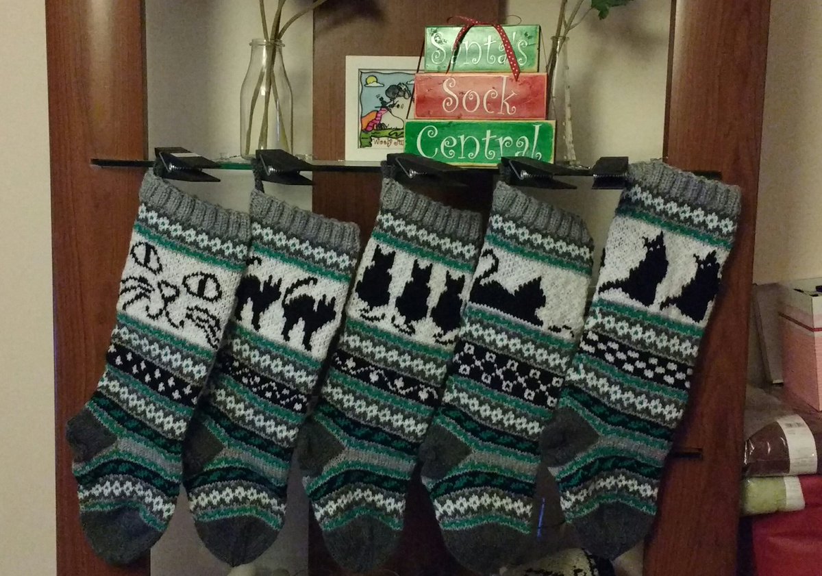 GigiSantasSocks's tweet photo. Another cat stocking is finished 😽 #knitcats #christmas2017 #etsy https://t.co/Zb1pveZ09i