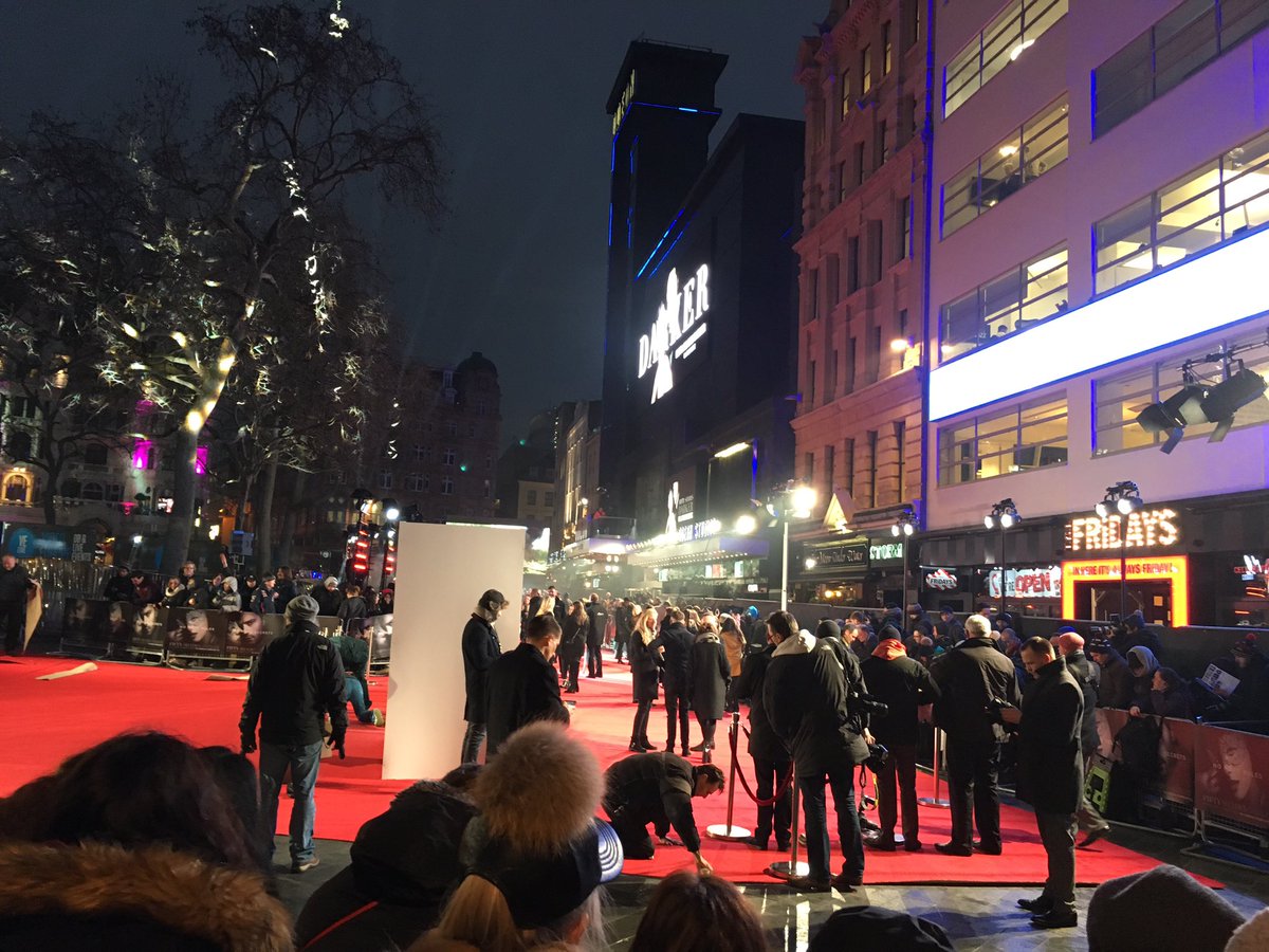 TheManninen's tweet photo. Eksyttiin @Sveinssi:n kanssa Fifty shade of greyn punaselle matolle. Nähtiin leffan tähdet ja X-Factor voittaja Matt Terry 🇬🇧 #ylex https://t.co/63zrKp0GuI