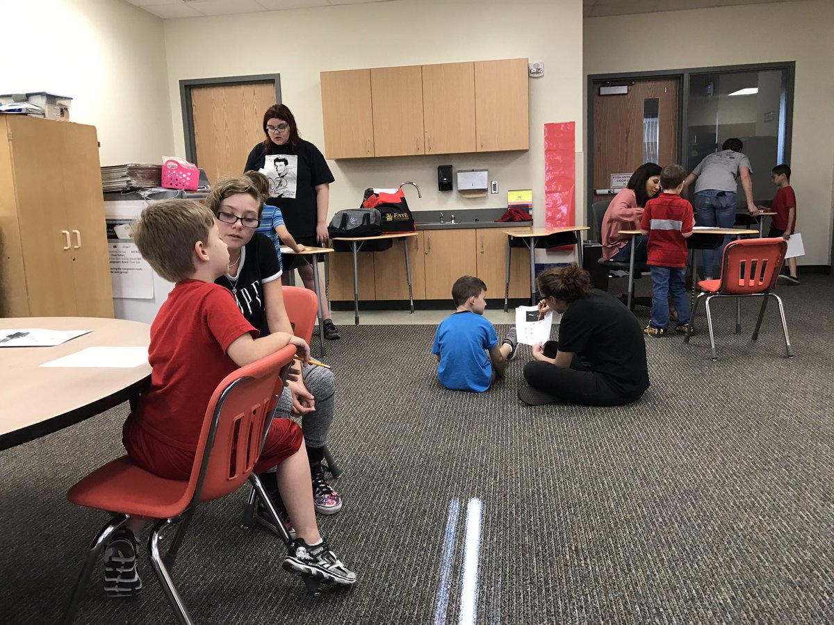 RRHSNTA's tweet photo. Back at Schrader Elementary to help out some first graders with reading! 💜💜 https://t.co/2G2AQVa0Ff