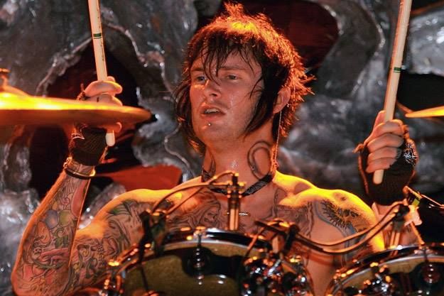 MusicPressMX's tweet photo. #DatosMPX #UnDíaComoHoy Pero de 1981 nace Jimmy ‘The Rev’ Sullivan, quien fuese baterista y miembro fundador de Avenged Sevenfold https://t.co/Vg9M5WOfgX