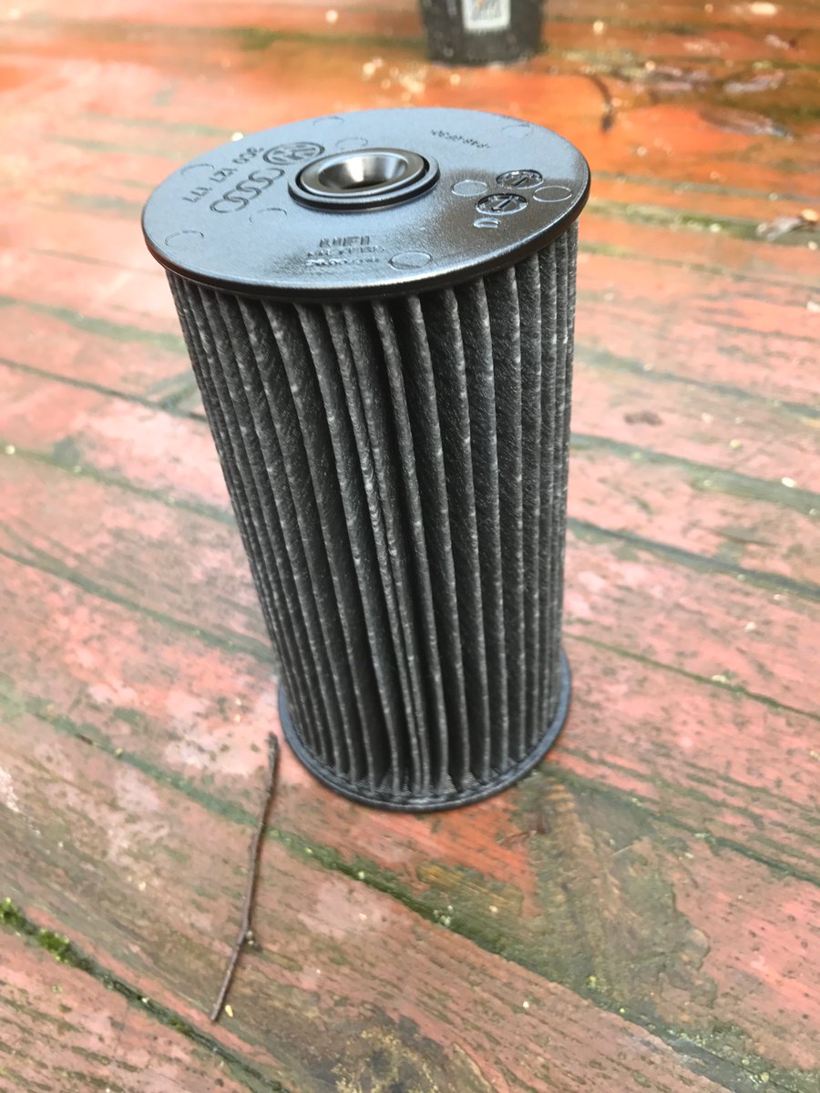 Trims2302's tweet photo. Starting problems. Audi garage says this fuel filter was changed at service 4 weeks ago. Date stamp is 08/14. What do you think? #AudiUK https://t.co/kcg9XHs7TQ