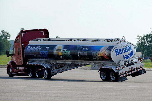 TransportTopics's tweet image. .@Bendix_CVS electronic stability program now standard on @KenworthTruckCo T680, T880 models bit.ly/2k8A4QW