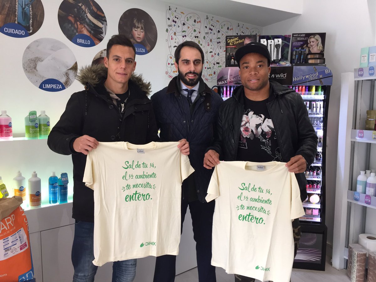 radiogolex's tweet photo. El responsable de @dihex11 , Sergio Salguero, hizo entrega de un obsequio a @PierreKunde y @javiperez86 #Sumando https://t.co/dZHtibkmhK
