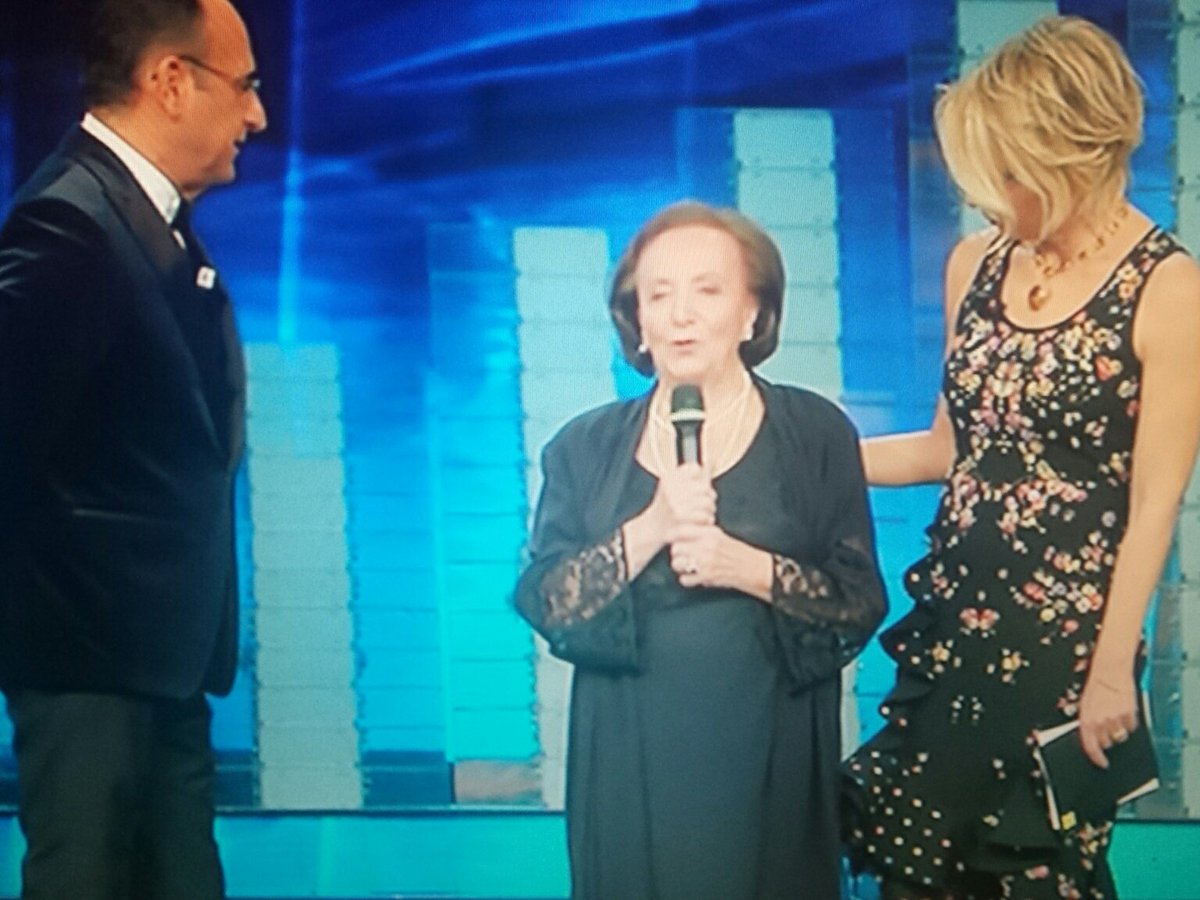 lefrasidiosho's tweet image. Ah ma c'è anche Nilla Pizzi quest'anno? #sanremo2017