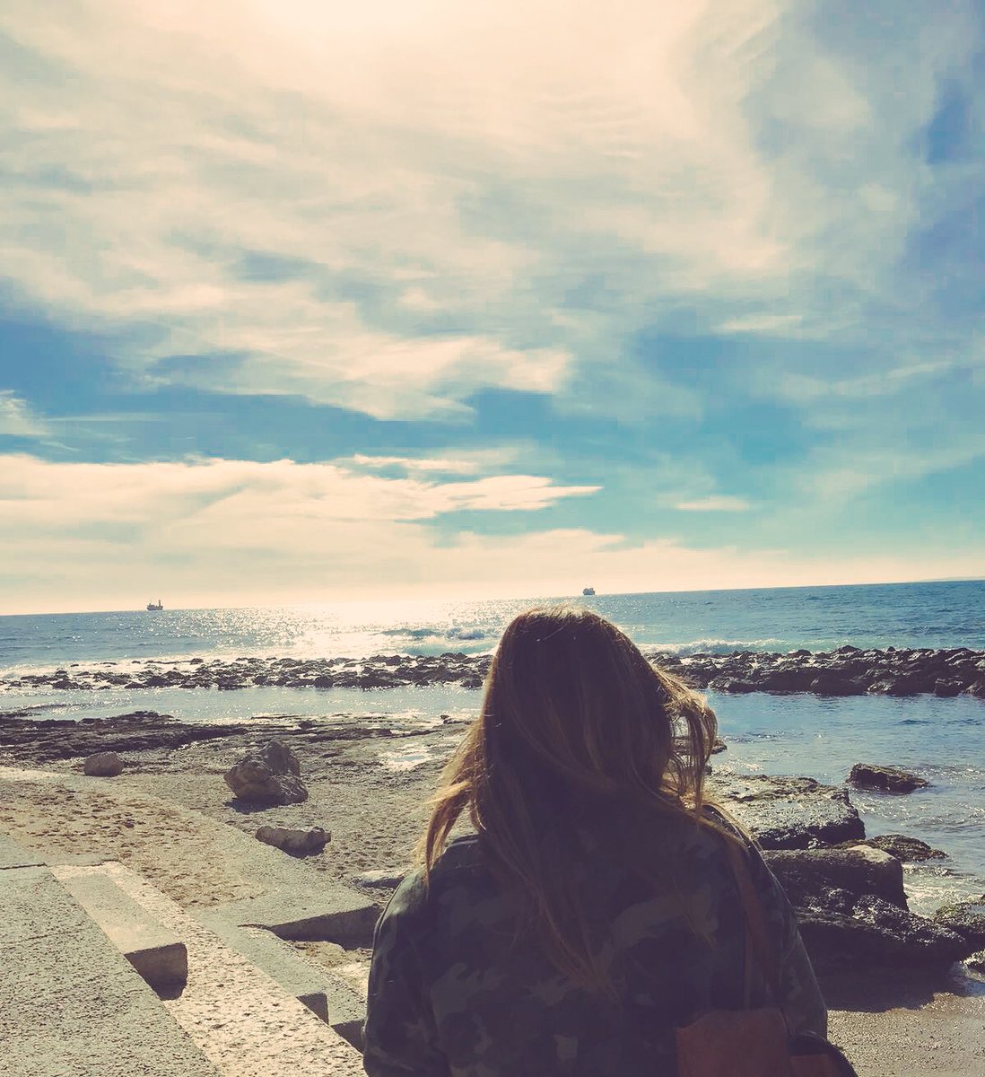Laura_Chica's tweet photo. Asegurate 
de que cada uno de tus pasos 
te llevan
a alguno de tus sueños.
✨
#buenasnoches https://t.co/orciYmAsk6