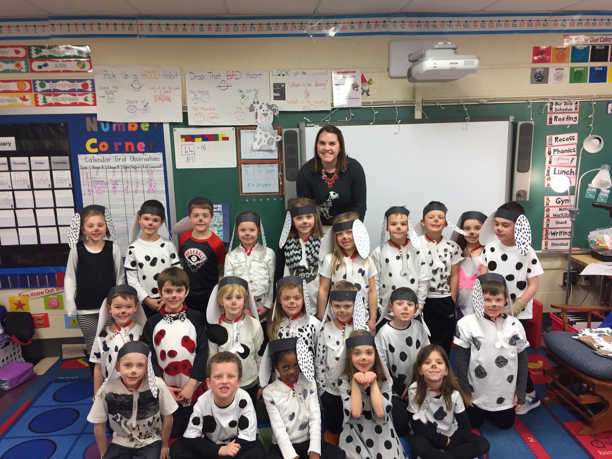 205MissHansen's tweet photo. We are having a "dog-gone" great day in room 103 for our 101st day of school! #101stday #1stfun https://t.co/6SLDdM9i81