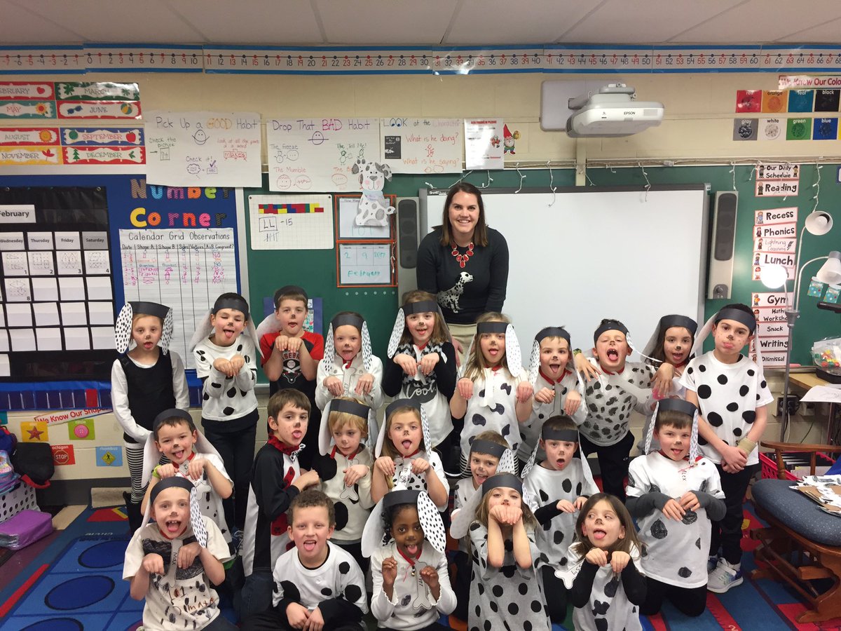 205MissHansen's tweet photo. We are having a "dog-gone" great day in room 103 for our 101st day of school! #101stday #1stfun https://t.co/6SLDdM9i81