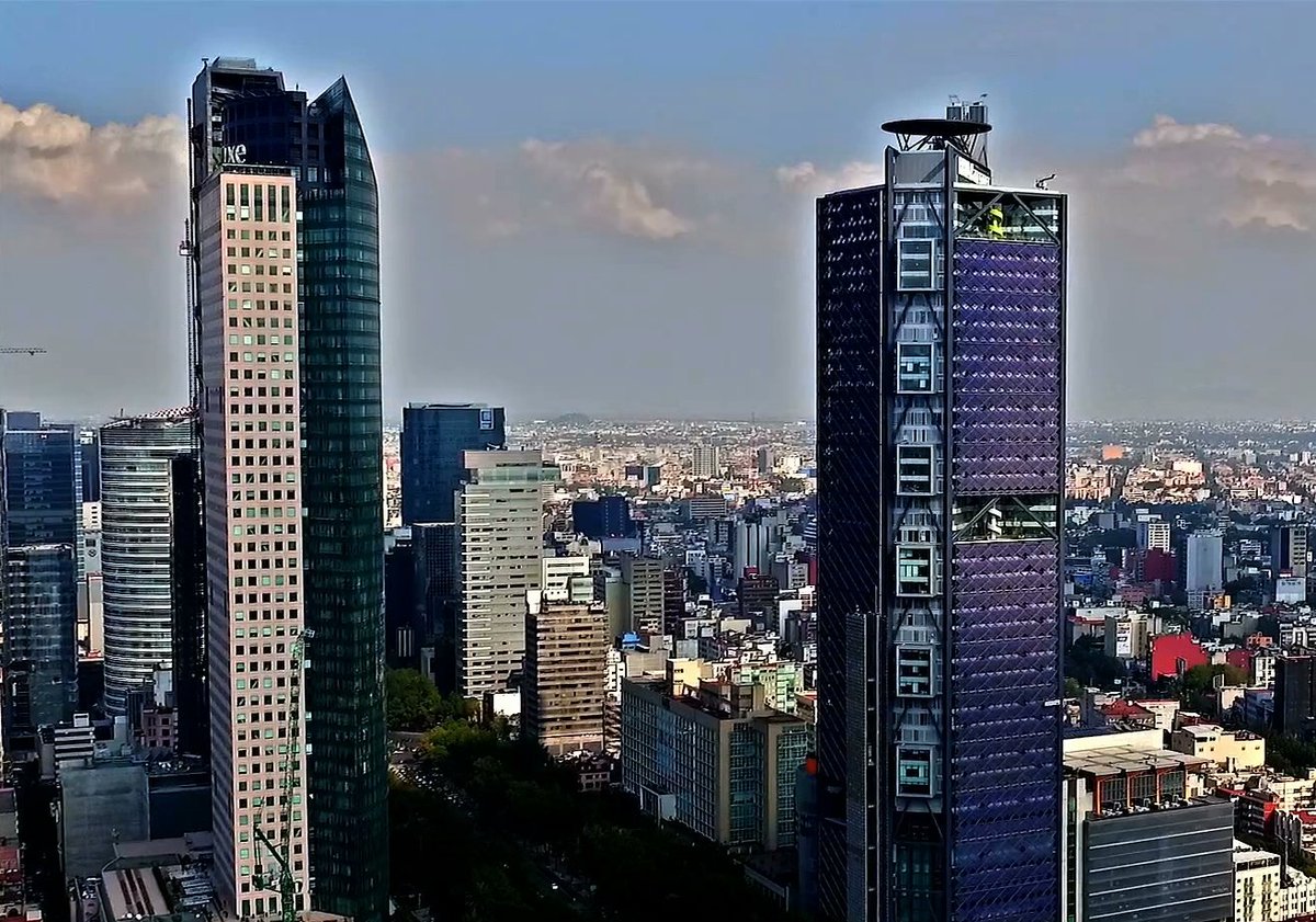 BBVAPrensa's tweet photo. La #TorreBancomer, #BuildingOfTheYear2017 según @ArchDaily , celebra su primer aniversario @BBVABancomer https://t.co/0PuxqcYp86 https://t.co/2NBhoFyhP0