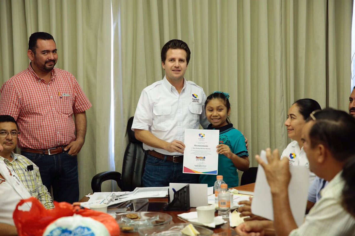 gerardogaudiano's tweet photo. Entregué un reconocimiento a Kary Shaday Méndez Méndez, quien hoy me acompañó en mis actividades como #PresidentePorUnDía. #CentroSomosTodos https://t.co/mKc7CLi2VV