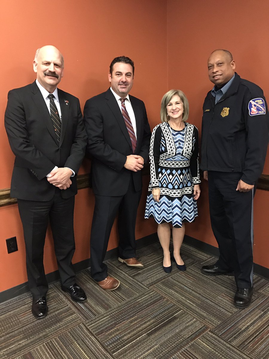 EdwPS's tweet photo. Enjoyed #learning about #BehavioralProfiling from @FBI Special Agent Steve Shepherd, with a special visit from @HCPDNews Officer Lingham. https://t.co/GZFbdujZhZ