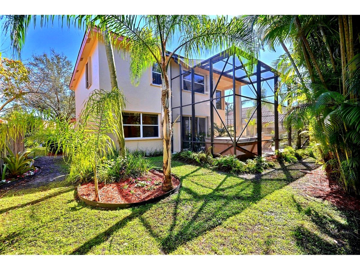YadiMrealtor's tweet photo. #patio #backyard #houseforsale #4beds #3baths #2storey #dreamhouse #theestates #tanglewoodlakes #pembrokepines #florida #realestate #realtor https://t.co/ZdgqLHoqFj