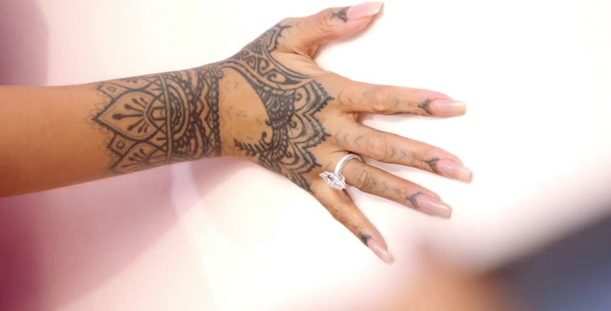 BADGALRİRİ on Instagram this tattoo  rihanna rihannanavy riri  rebellerihanna badgalriri ba  Henna tattoo hand Hand and finger  tattoos Finger tattoos