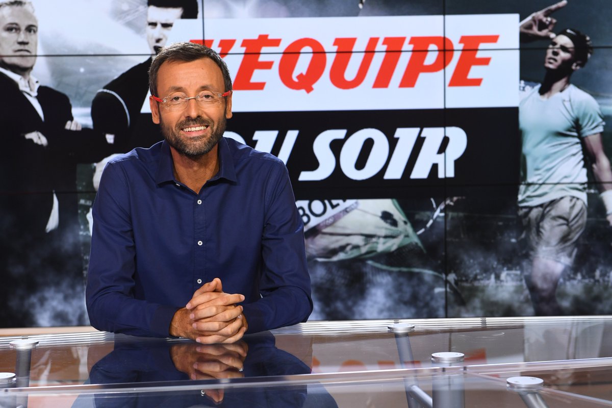 lequipedusoir's tweet photo. RT &amp; FOLLOW ! Pour gagner le nouveau maillot des Bleus : Qui a été élu homme du match lors du dernier Angleterre - France (rugby) ? 😍🏉🎁 #EDS https://t.co/Ey0338HRRZ