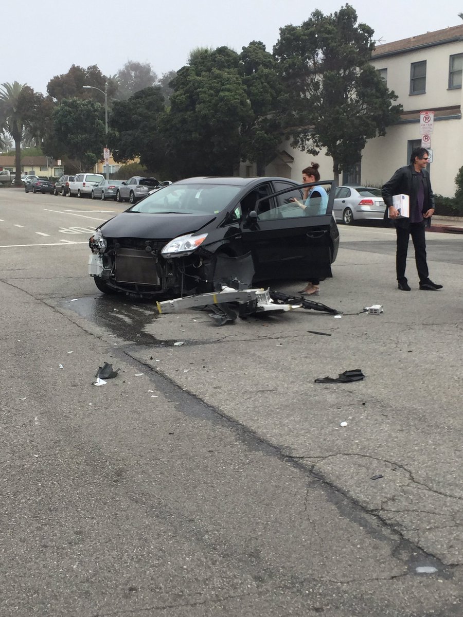 TonyOberstar's tweet photo. @Venice311 hit and run in front of the post office, runner is a black Prius as well as the victim, headed toward Abbott Kinney https://t.co/iT1GaSMxnw