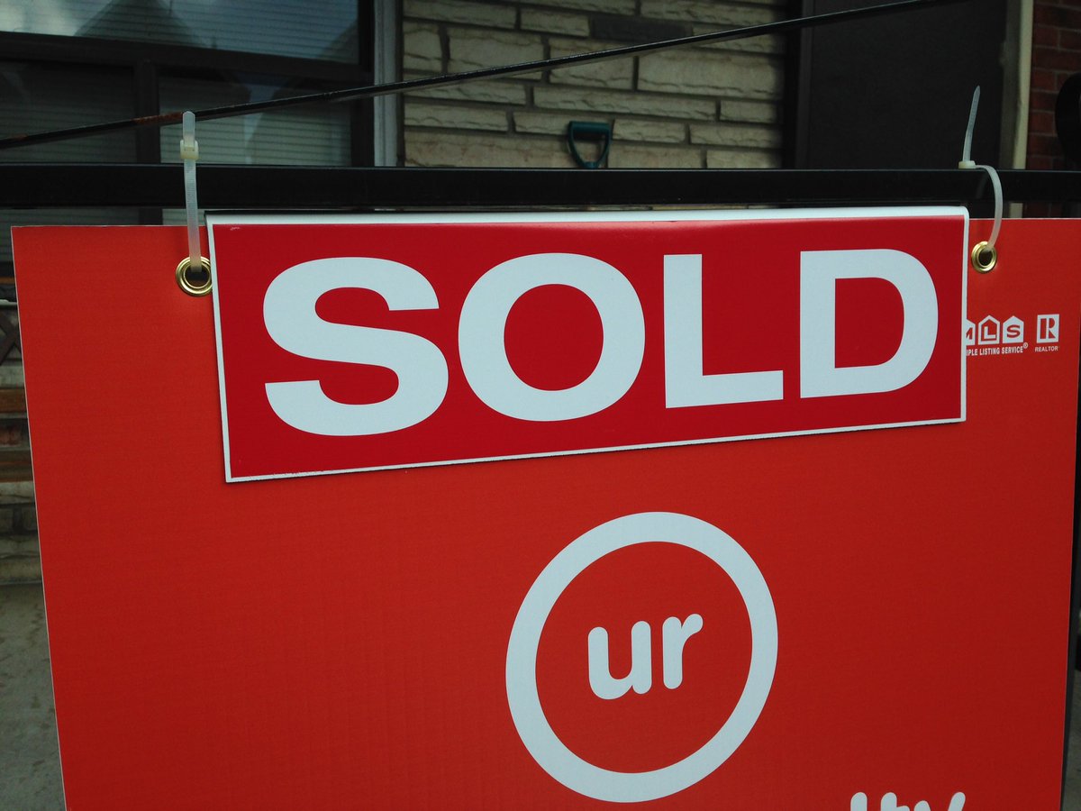 tonyfera1's tweet photo. This tiny home in #EastYork just sold for over $1million.  Realtor: Toronto is hot, go big or no home.  @CityNews https://t.co/iMNGFsEzf3