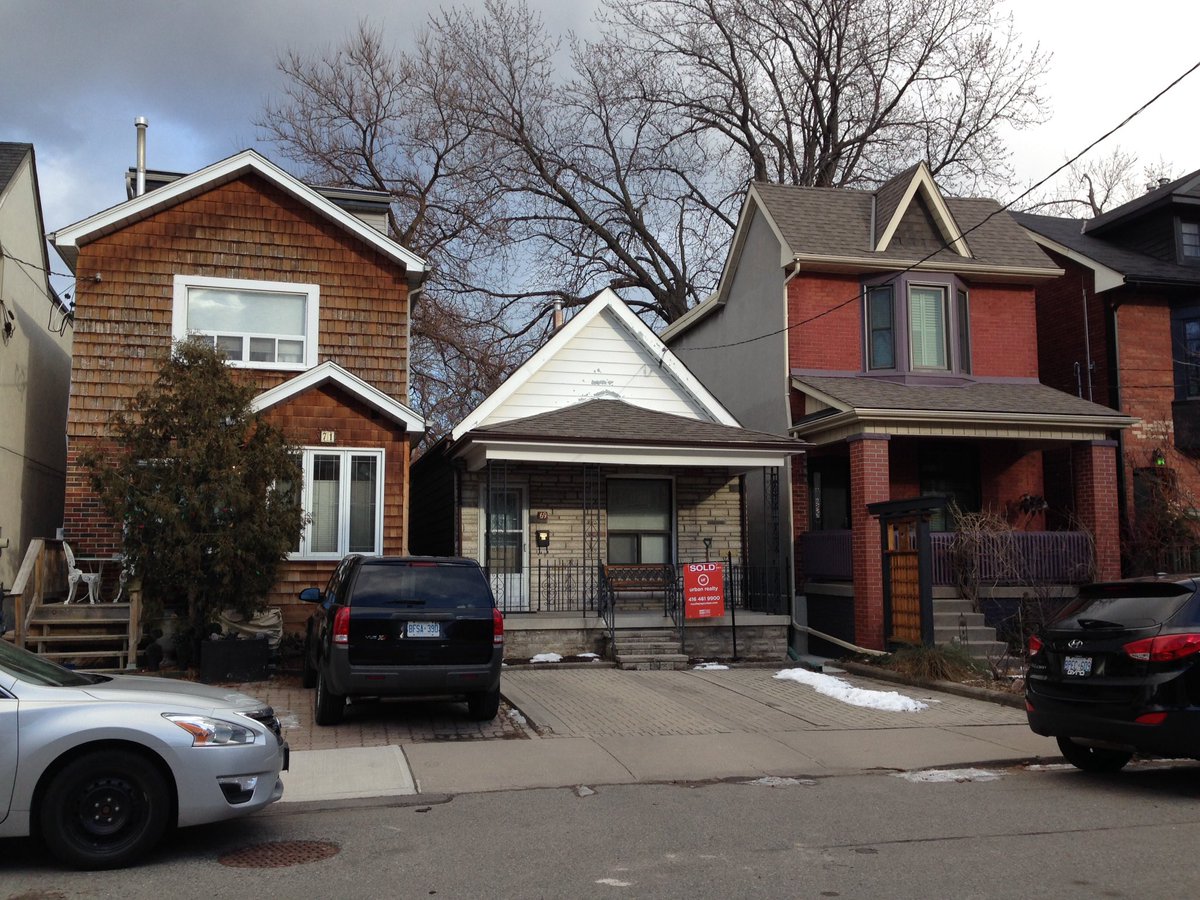tonyfera1's tweet photo. This tiny home in #EastYork just sold for over $1million.  Realtor: Toronto is hot, go big or no home.  @CityNews https://t.co/iMNGFsEzf3