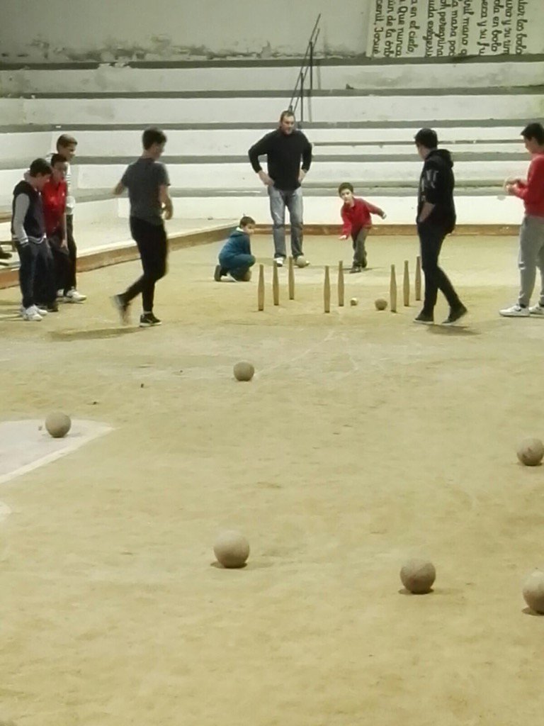 Comienza la nueva temporada de la Escuela de Bolos de Cabezón de la Sal, ánimo y a disfrutar del deporte autóctono!!