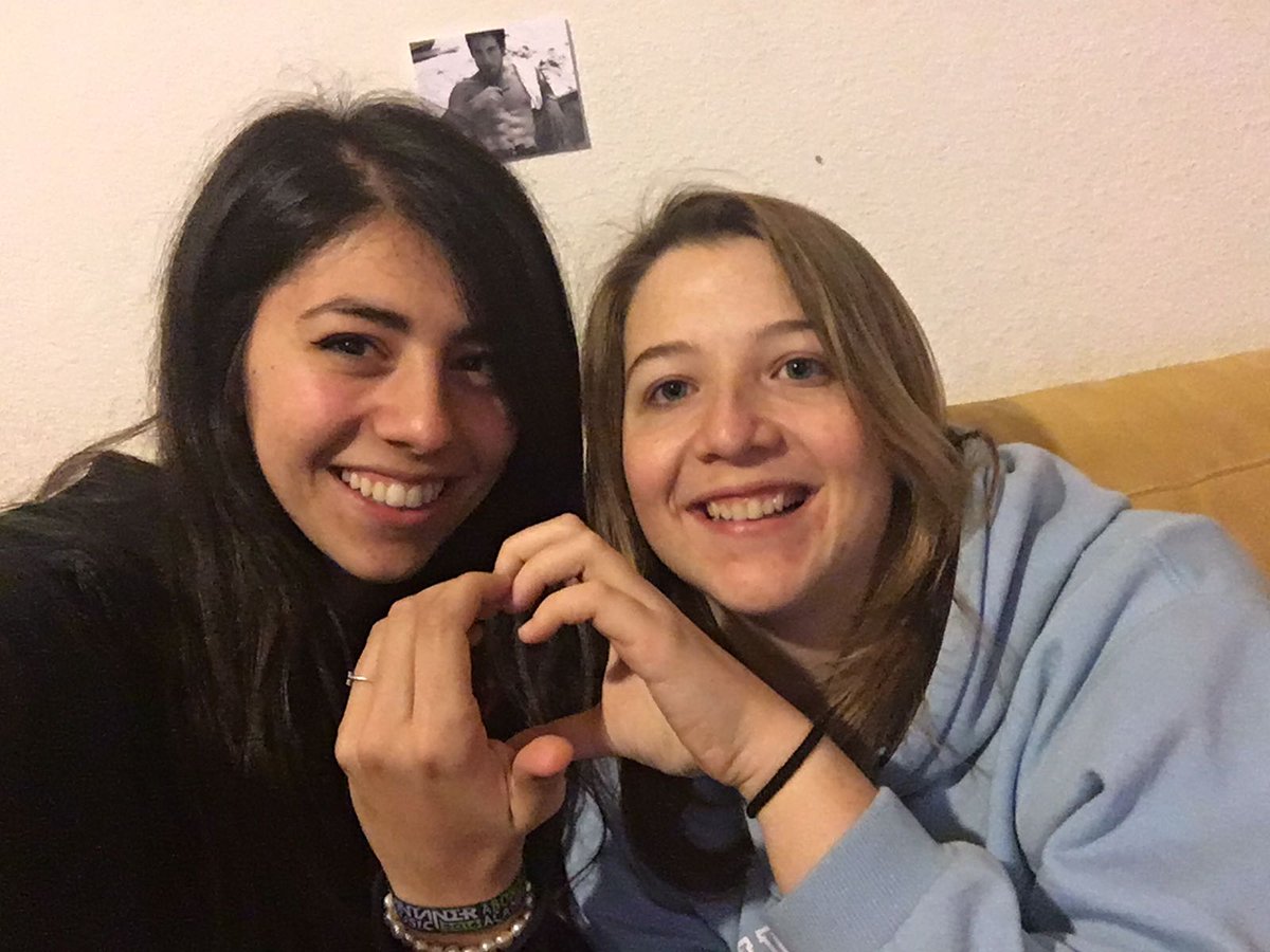 martusblanco18's tweet photo. #librolirrejon #tagDeLaCompañeraDePiso @martusblanco18 en el papel de @liliredon y @AniusRana como @hersimmar  #lirrejonmola #yNosotrasMas 🙈 https://t.co/uGpoTMTPtD