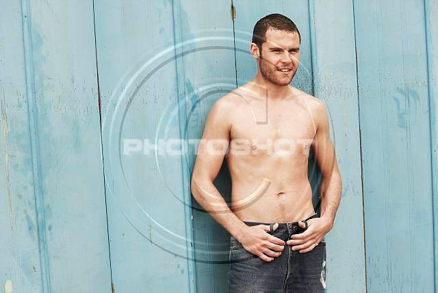 FansRobron's tweet image. To make up for it. OMFG. LOOK AT HIM!!! LOOK AT HIM!!! CAN DANNY DO THIS ALL THE TIME!!! 😍😍😍 #Robron #DannyMiller