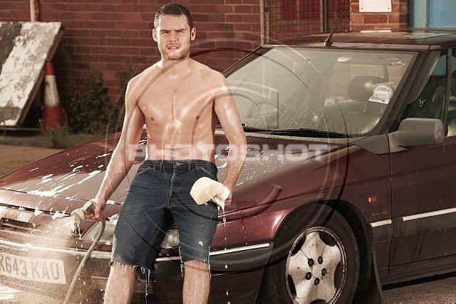 FansRobron's tweet image. To make up for it. OMFG. LOOK AT HIM!!! LOOK AT HIM!!! CAN DANNY DO THIS ALL THE TIME!!! 😍😍😍 #Robron #DannyMiller