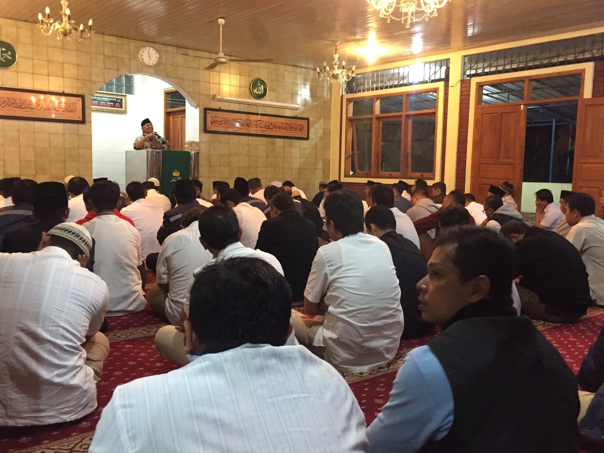 tirtawening_bdg's tweet photo. Keg. shalat shubuh berjamaah dilanjutkan dgn ceramah oleh Ustadz Komarudin Soleh dr Unisba. @sonnysalimi90 @ridwankamil @HumasBdg @PRFMnews https://t.co/PX2KjtSgwD