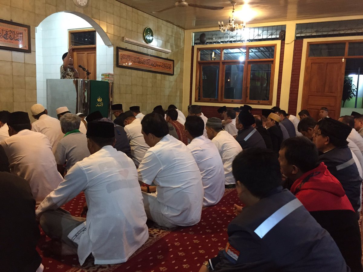 tirtawening_bdg's tweet photo. Keg. shalat shubuh berjamaah dilanjutkan dgn ceramah oleh Ustadz Komarudin Soleh dr Unisba. @sonnysalimi90 @ridwankamil @HumasBdg @PRFMnews https://t.co/PX2KjtSgwD
