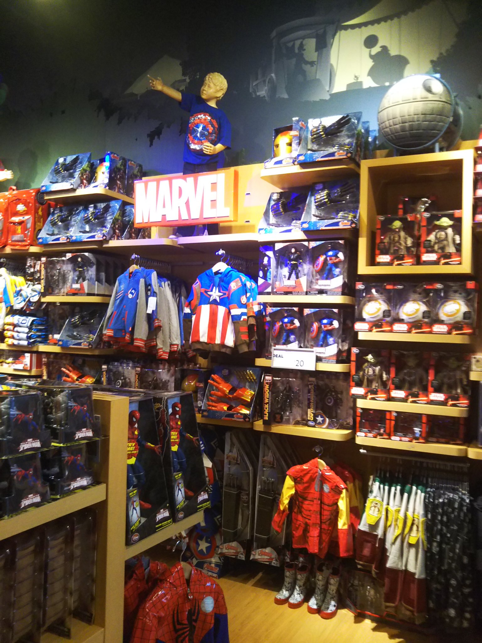 Ante Hobby Main Twitterissa 今 アメリカのアトランタに旅行中でトイザらスやディズニーストアを回ってます アベンジャーズ関係のおもちゃが色々 ディズニーストアでは ホークアイの弓やブラックウィドウのブレスレットが Bgmでエイジオブ