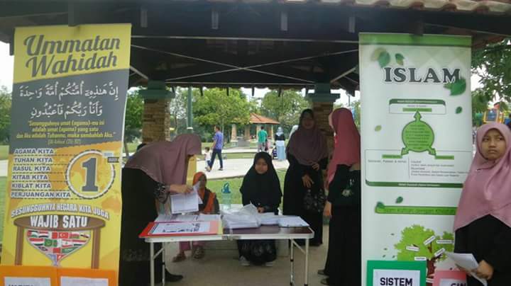 Muslimah_HTM's tweet photo. [FOTO] Kempen dan Street Dakwah oleh MHTW cawangan Bangi di Taman Tasik Cempaka. 
#streetdakwah #bangi #taman #islam #dakwah #MHTM https://t.co/LzviR0068f