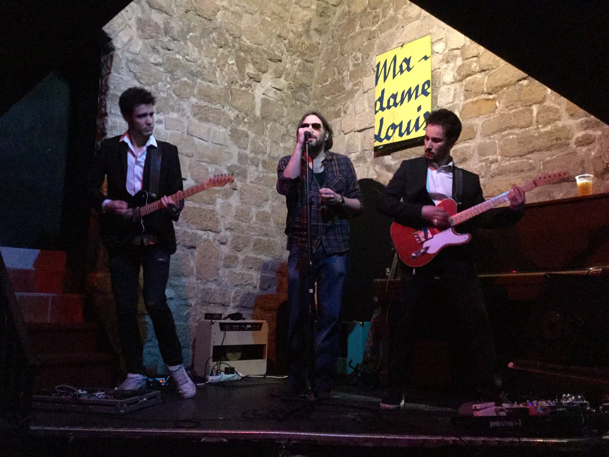 Sous les satins bleus, il nous reste l'élégance ... 🎸bravo Matthieu Hubrecht #MHUD <a href="/ChezMadameLouis/">Madame Louis</a> #paris4