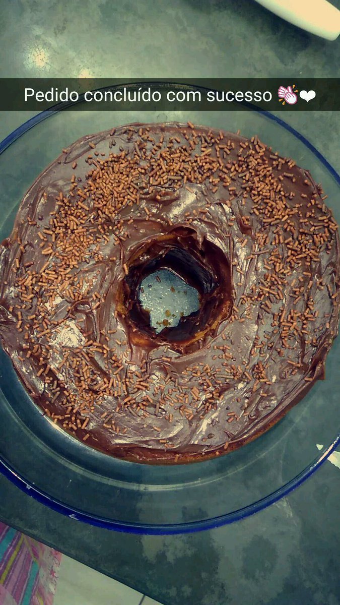 JoyceFont24's tweet photo. Aquele bolinho de cenoura pras amigas chatas 😳 https://t.co/QZu26sQfDx