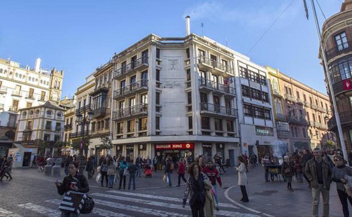 La Plaza de la Campana en dos siglos diferentes. ¿Sabrías reconocer la #Sevilla que vieron los artistas de la Colección Bellver?
