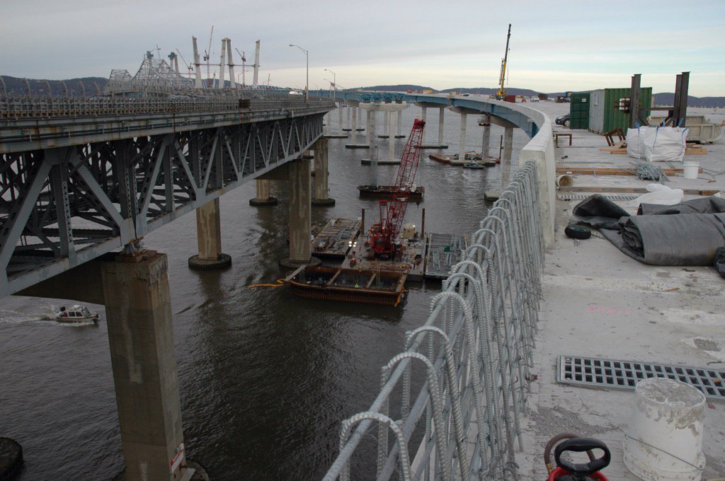 NewNYBridge's tweet image. Building new foundations, piles, pile caps, virtually right under the old bridge, progress you don&apos;t usually see.