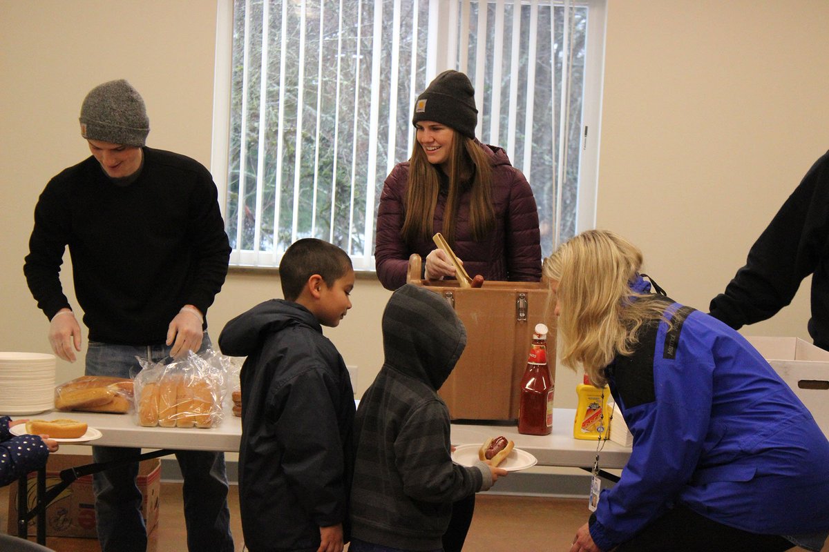 BhamSD's tweet photo. We served over 500 meals to students today at 10 different locations, including @ShuksanMS . Big thanks to our volunteers &amp; staff! https://t.co/ULxvi4x9yX