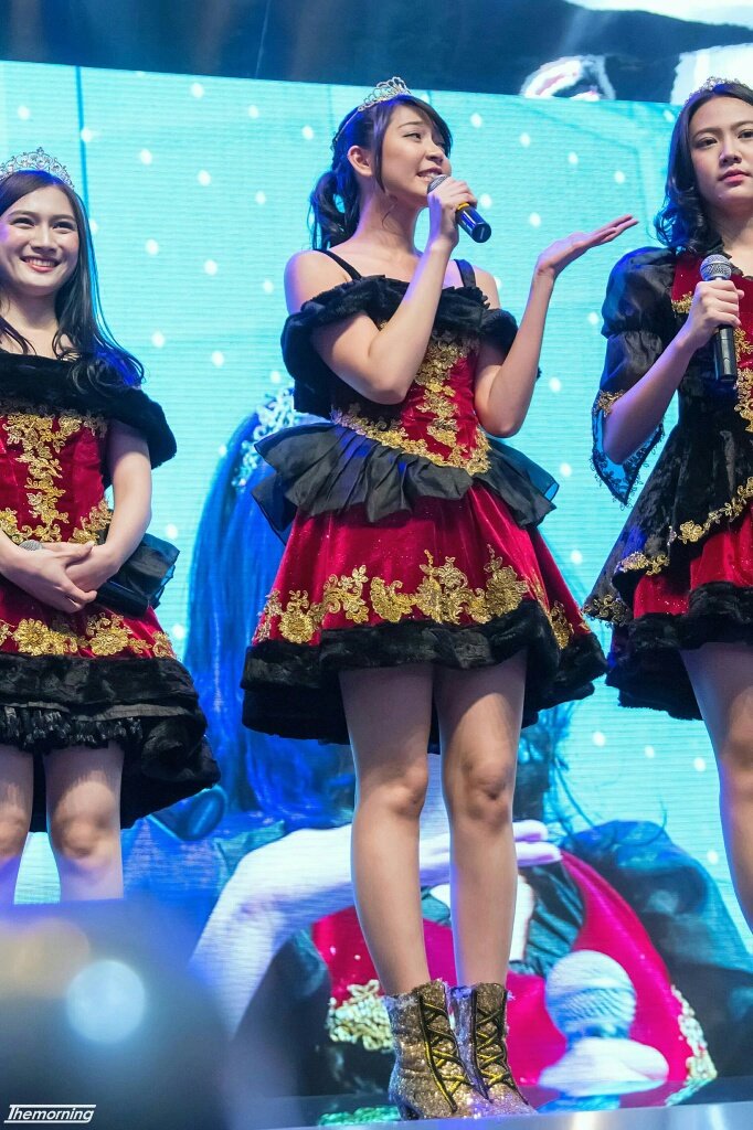 Vivi_twilght's tweet image. Ini expresi si Nyai @veJKT48 ketika mau minjem duit ke Nju buat pulangin kinal ke Jakarta. 📷 by: @TheMornin9 😂😁✌